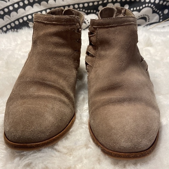 Vince Camuto Peera Tan Suede Western Cut Out Bootie size 8.5 back zipper - Picture 2 of 10